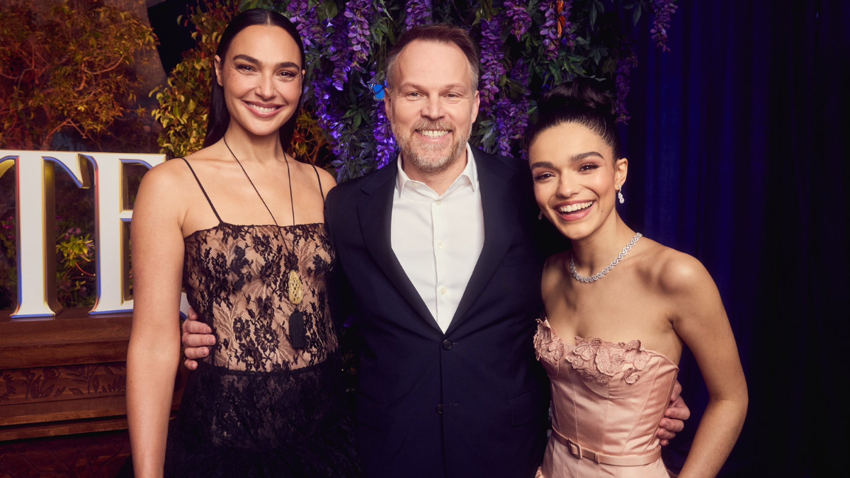 Gal Gadot, quien interpreta a la Reina Malvada, el director Marc Webb y Rachel Zegler, que le da vida a Blancanieves en el live action de Disney.
