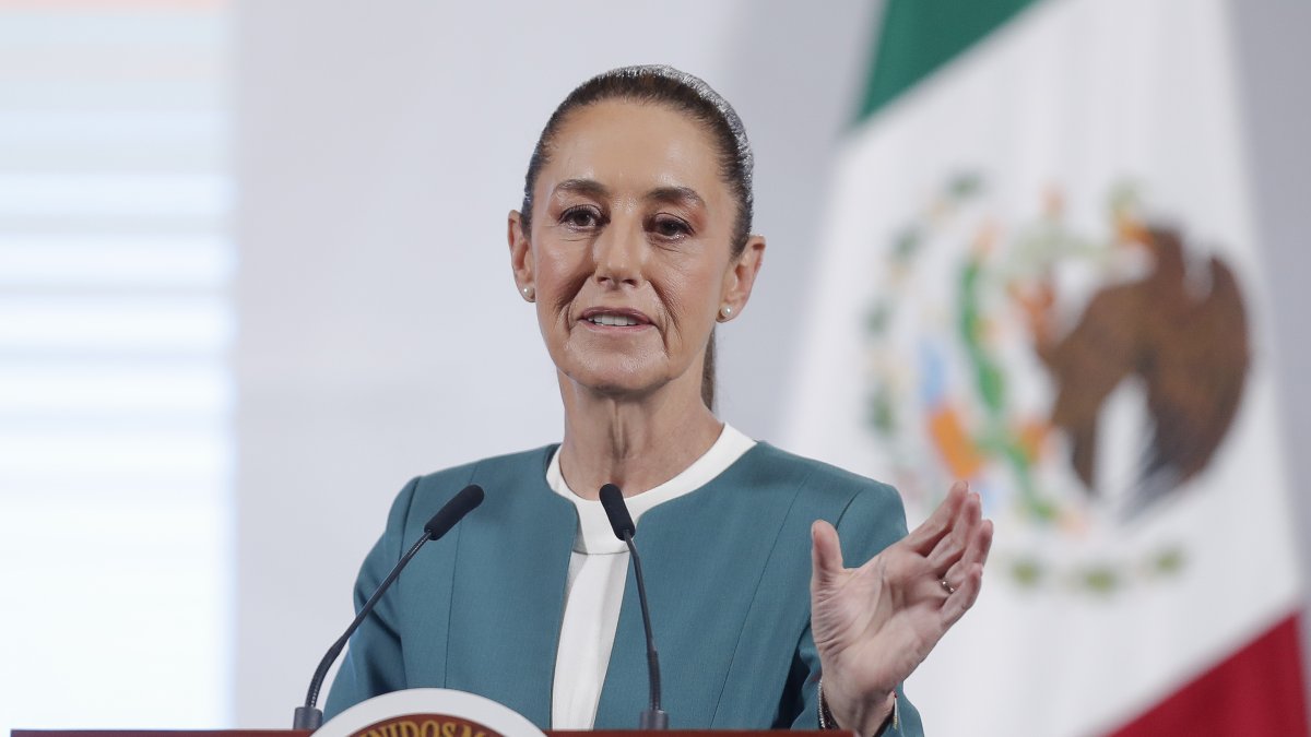 La presidenta de México, Claudia Sheinbaum, habla en una rueda de prensa, en Palacio Nacional en Ciudad de México (México).