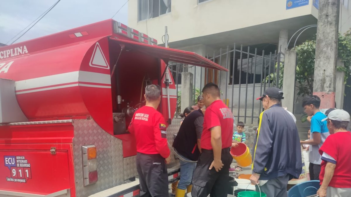 Personal del Cuerpo de Bomberos de Loja está abasteciendo de agua a los barrios afectados.