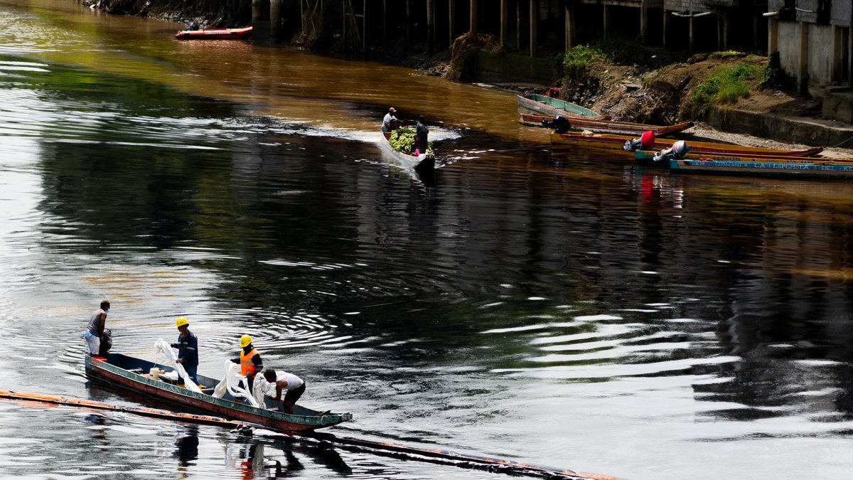 Perjuicio. Un recorrido por el río Esmeraldas muestra los efectos negativos que deja el derrame de crudo, debido a la rotura del SOTE.