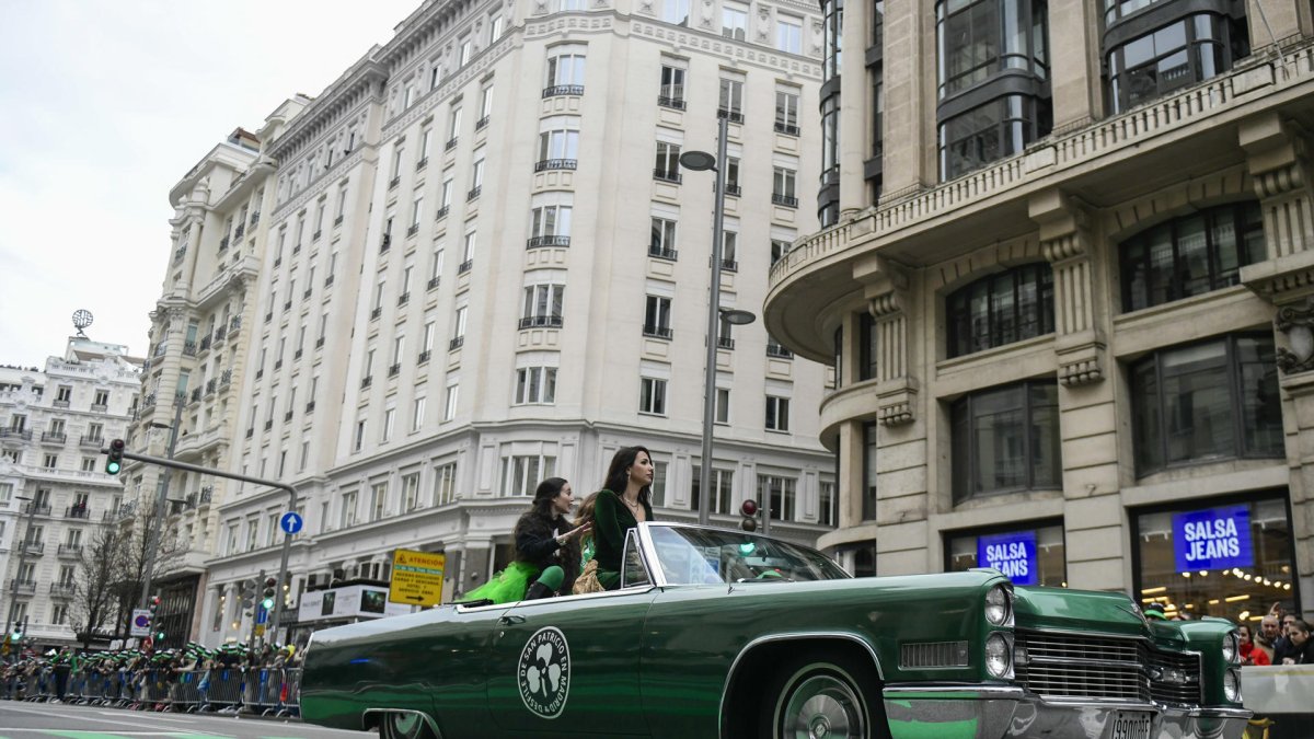 Un momento de la tercera edición del Desfile de San Patricio de Madrid al que asisten unos 600 gaiteros y más de 1.000 participantes, este sábado en la Gran Vía madrileña. EFE/ Víctor Lerena
