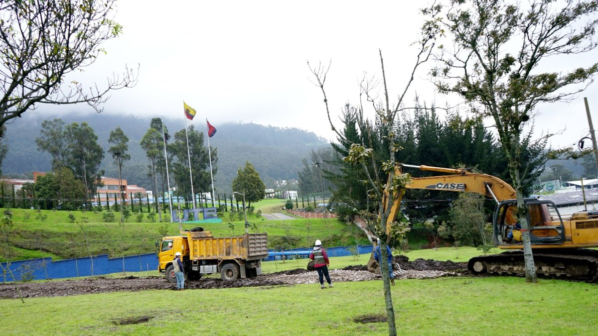 Los trabajos se concentran la vía paralela a la av. Mariscal Sucre, que se ubica al ingreso a la Universidad UTE.