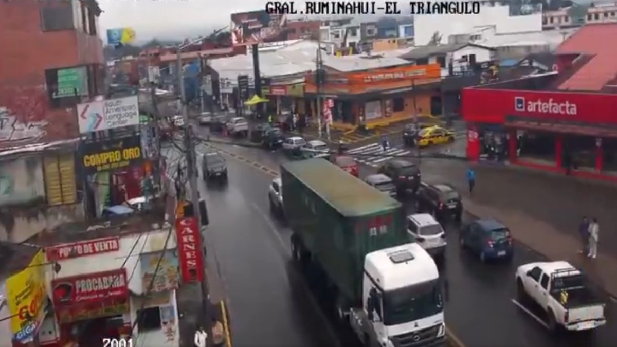 Mientras se atendía a la persona herida, el tránsito se congestionó en la autopista Rumiñahui, a la altura del sector El Triángulo.