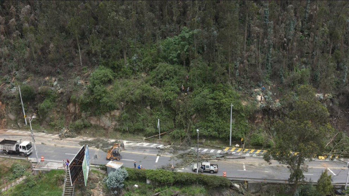 Los derrumbes han sido constantes en Quito, en zonas como la av. Simón Bolívar y av. Oswaldo Guayasamín.