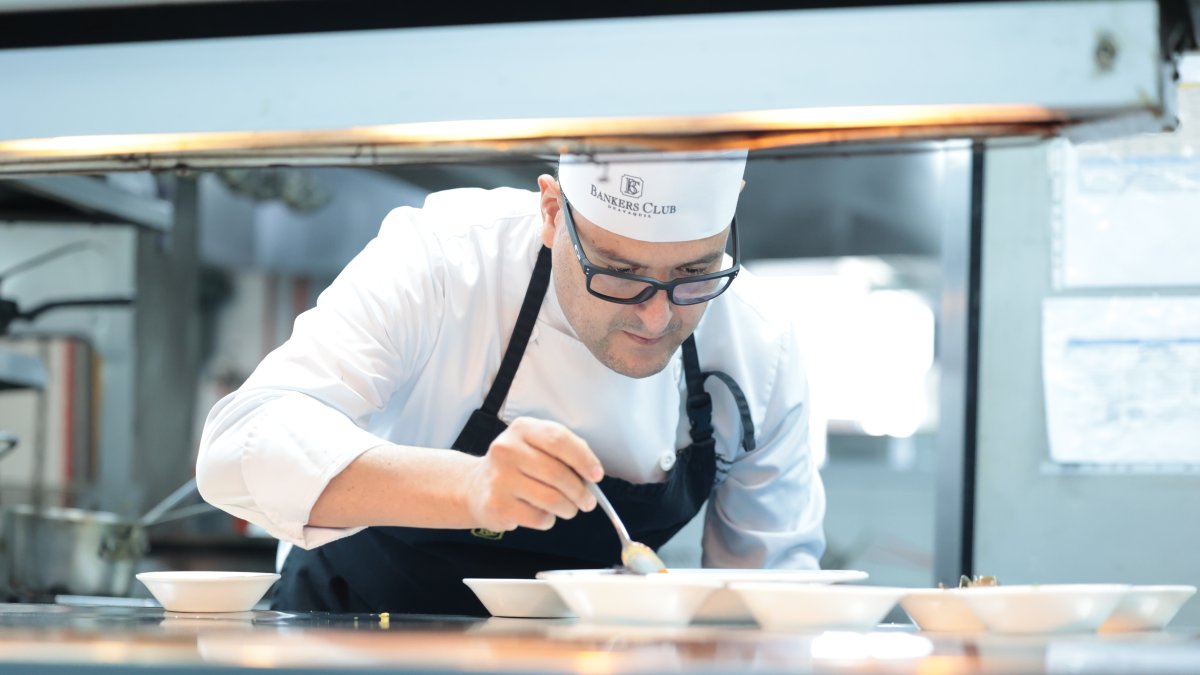 Descubre la filosofía culinaria de Diego Hermosa, chef del Bankers Club de Guayaquil, quien fusiona tradición e innovación para llevar la gastronomía ecuatoriana al más alto nivel