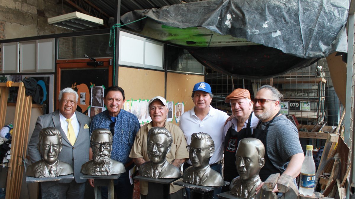 Exestudiantes del colegio Vicente Rocafuerte con los bustos en homenaje a los expresidentes ecuatorianos.