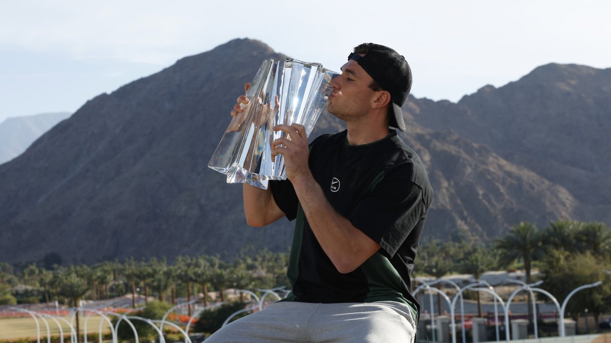 Draper, de 23 años, besa el trofeo del Masters 1000 de Indian Wells, tras vencer en la final masculina más rápida (68’) desde que Federer le ganó a Tim Henman en 2004.