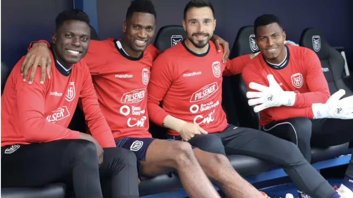Los porteros Alexander Domínguez (cd) y Pedro Ortiz (d) tienen las 'puertas' cerradas en la selección ecuatoriana de fútbol