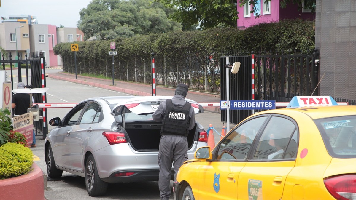 Un guardia privado revisaba vehículos en los exteriores de la urbanización privada donde se registró el hecho.