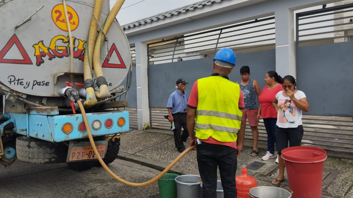 La tarde de este 17 de marzo, a través de tanqueros se abasteció de agua a las familias de Urdesa Norte.