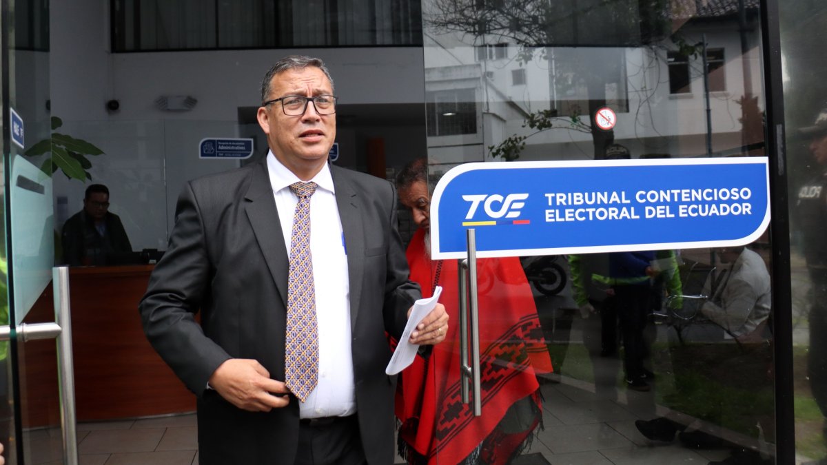 Néstor Marroquín acudió al TCE para recibir la sentencia física sobre la revocatoria.