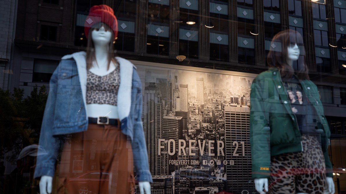Fotografia de archivo en la que se registro una vitrina de una tienda de la marca de moda Forever 21, en Washington DC (EE.UU.).