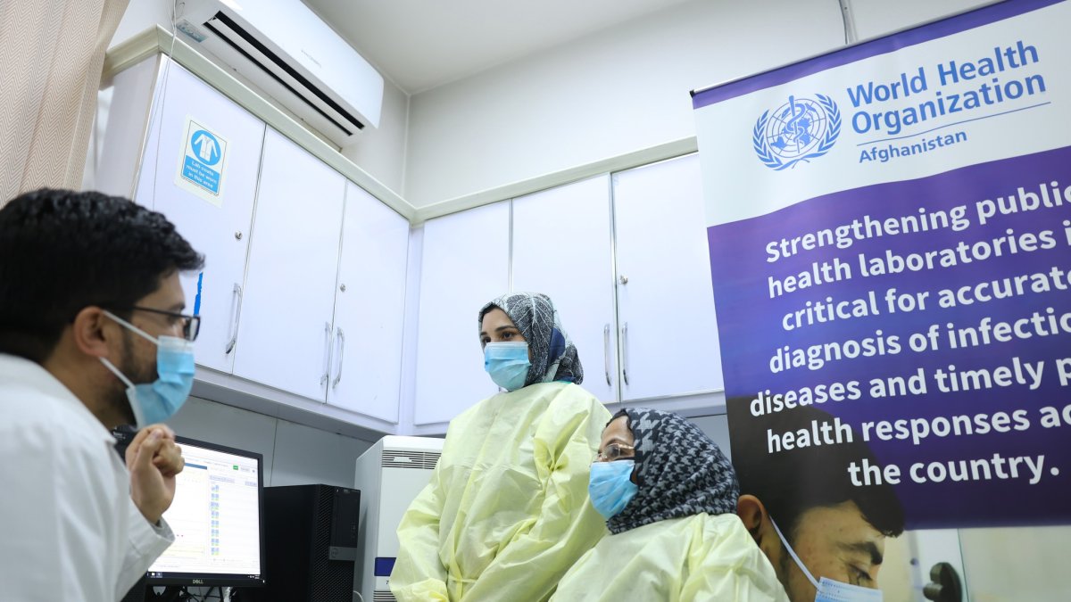 Según el representante de la OMS en Afganistán, el recorte de fondos arriesga la atención de madres, niños, así como los programas de vacunación vitales para evitar brotes de enfermedades.