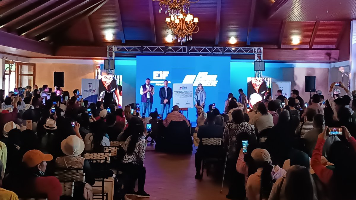 El presidente Daniel Noboa asistió a la apertura de la primera fase del Espacio Integral Familiar en el cantón Gualaceo.