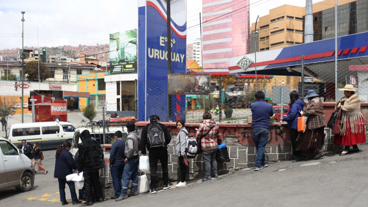 Según el Gobierno de Bolivia, el desabastecimiento está causado por la falta de dólares para importar combustibles y productos.
