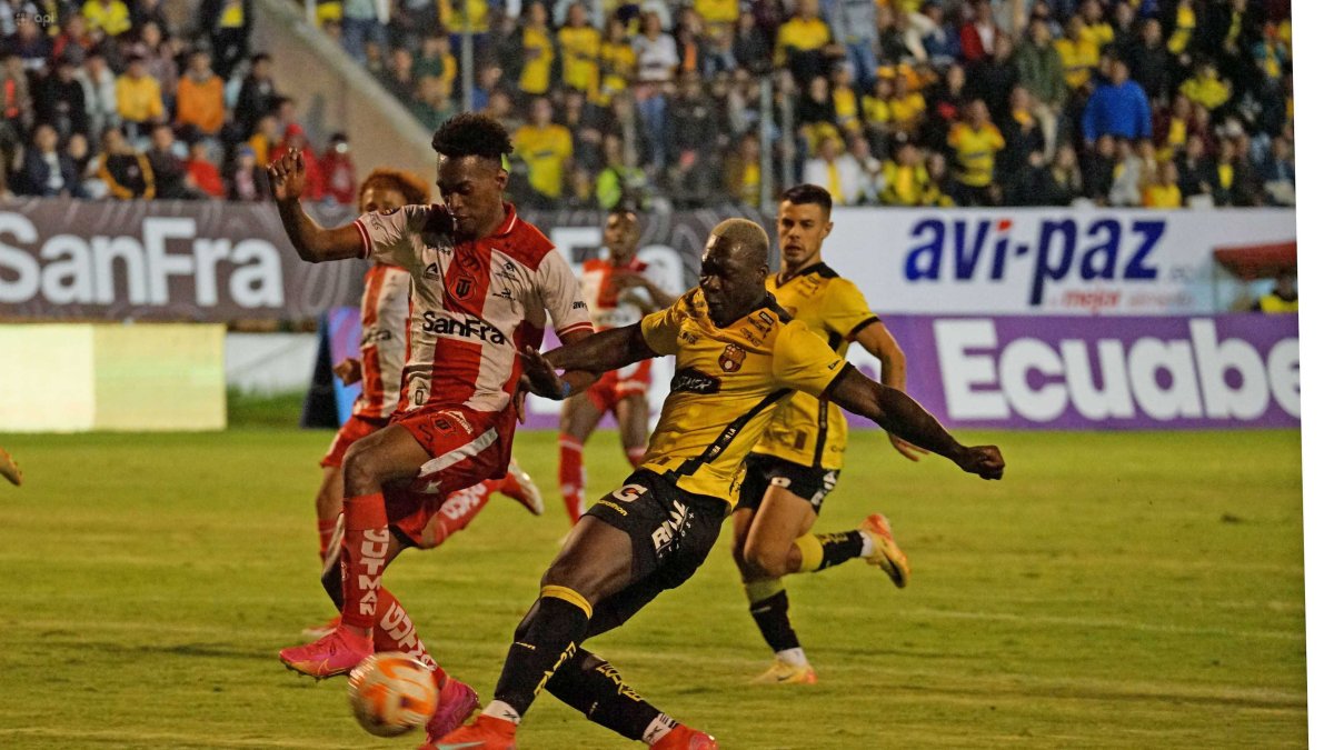 Felipe Caicedo (d) jugó como titular en Barcelona contra Técnico Universitario