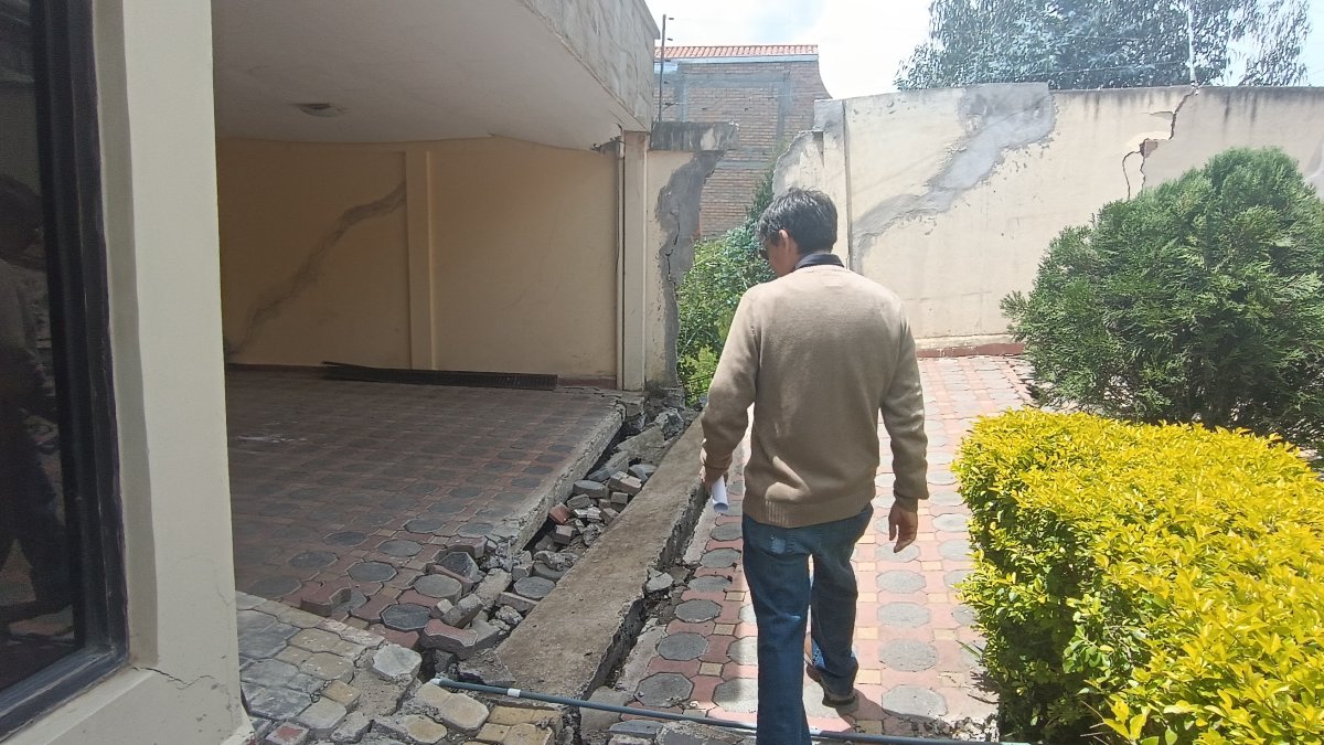 Los muros de las viviendas se parten ante el deslizamiento de la tierra que se agrava por la filtración de agua.