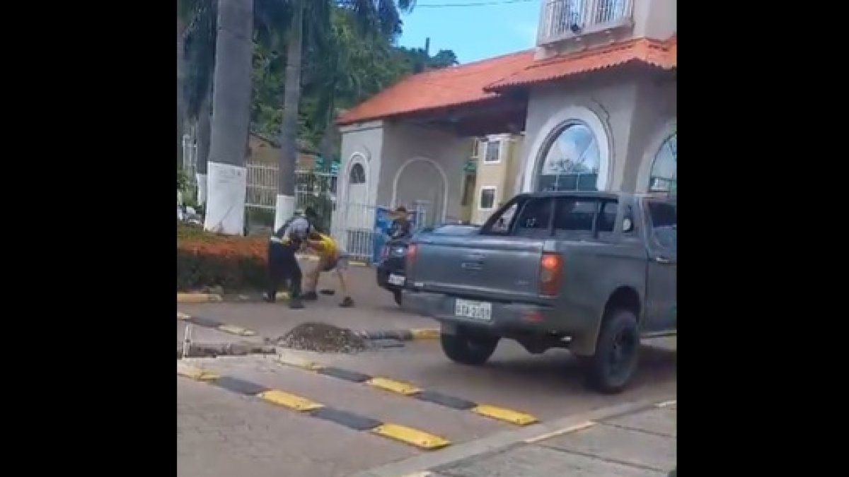 Un guardia de seguridad privada y un ciudadano se golpearon en los exteriores de una urbanización en La Aurora.