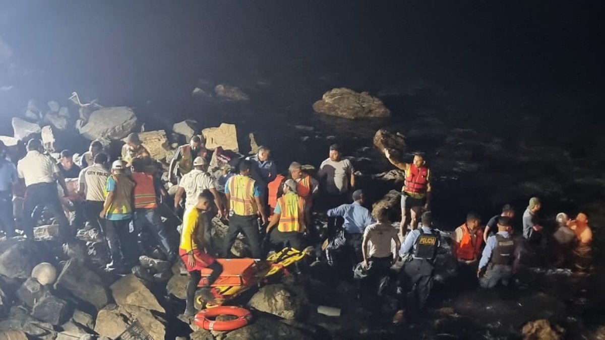 Equipos de emergencia durante las labores de rescate tras el accidente aéreo en Honduras.