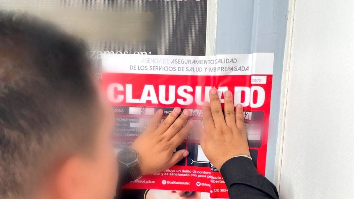 Un funcionario de Acess colocó un sello de clausura al establecimiento en Urdesa Norte.