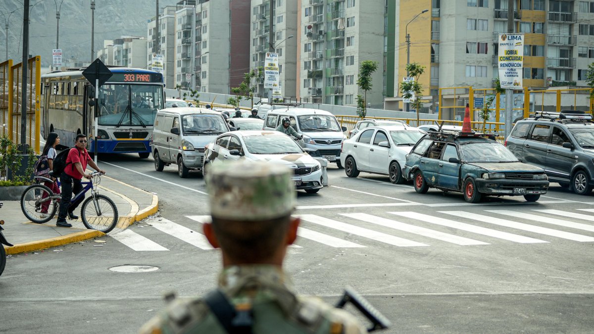 Integrantes de las Fuerzas Armadas de Perú custodian las calles este martes, en Lima (Perú).