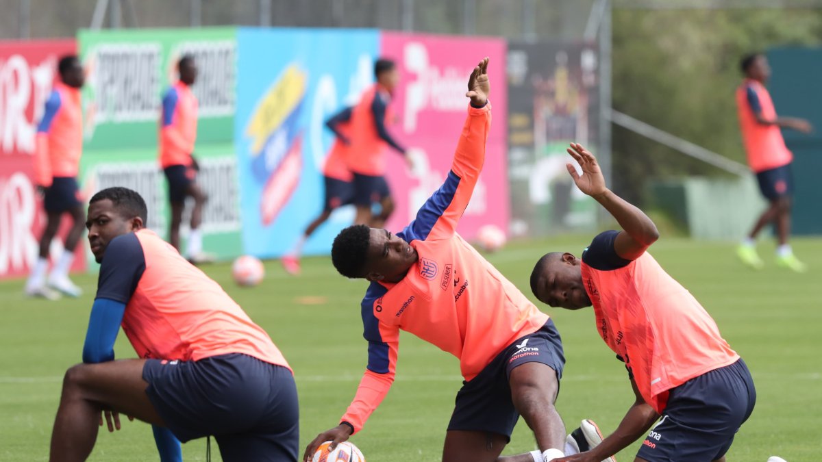 Los tricolores entrenaron en la cancha principal de la Casa de la Selección.