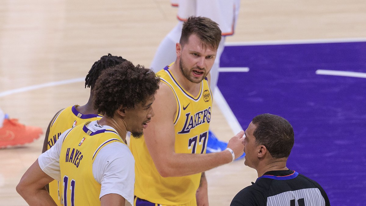 Luka Doncic (c) de Los Angeles Lakers fue puntal para la victoria del equipo de Los Ángeles.