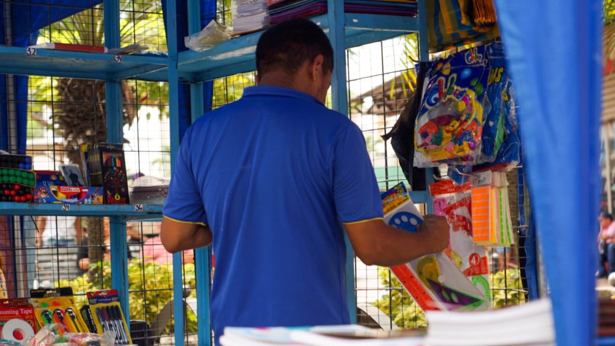 Comerciantes informales han sido ubicados en diversas zonas de la Bahía de Guayaquil para que vendan útiles escolares y uniformes.