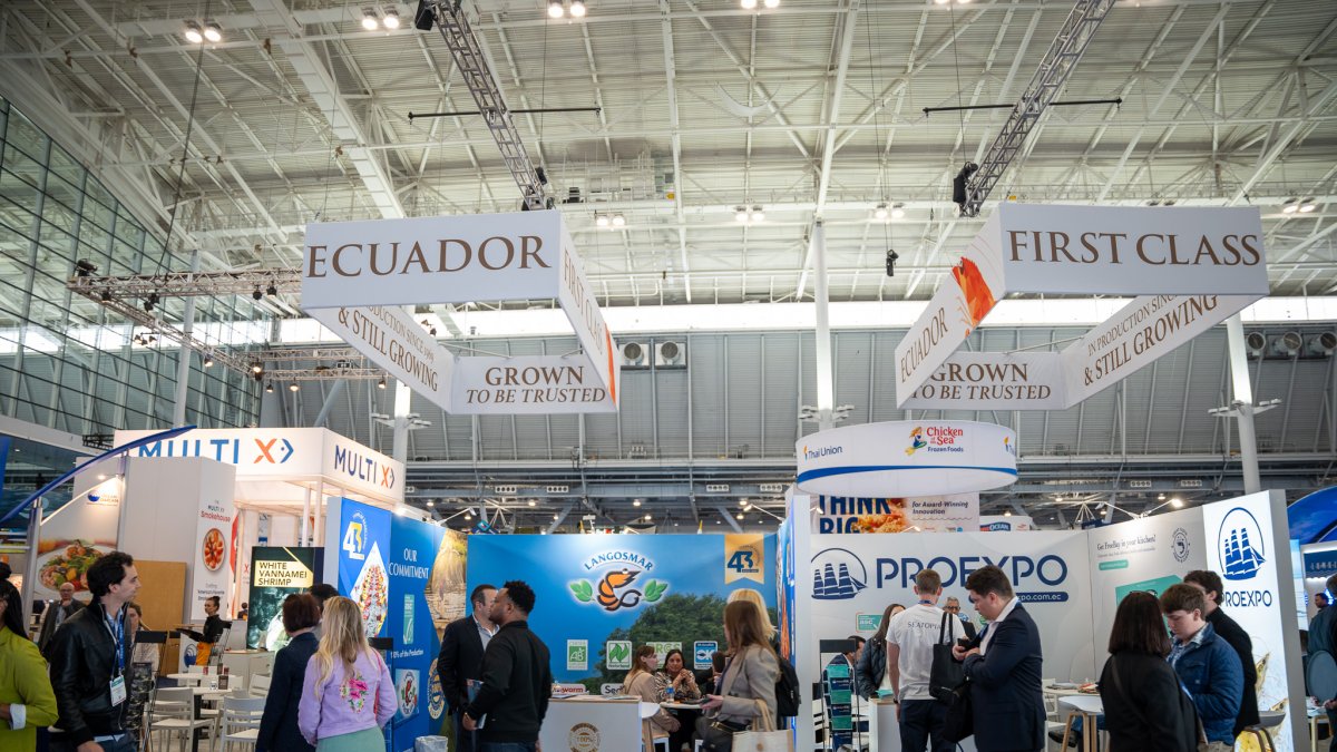 Ecuador presenta la oferta de su camarón en Estados Unidos en una feria.
