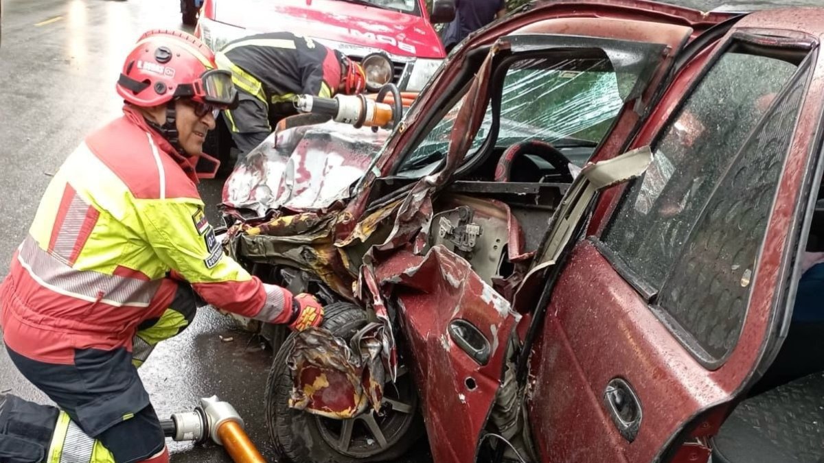Dos personas quedaron atrapadas en un accidente de tránsito en la vía Mitad del Mundo, en el sector de Nanegalito, el fin de semana del 16 de marzo.