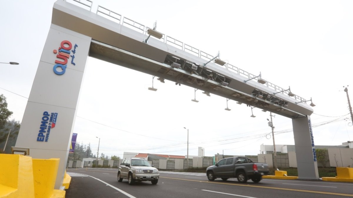 El peaje del túnel Guayasamín se debe cancelar para circular entre Quito y los valles.