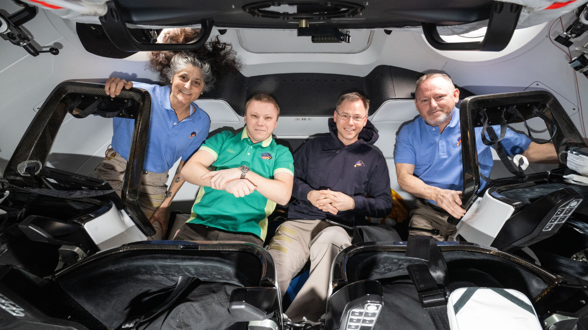 Imagen de archivo proporcionada por SpaceX, que muestra el cohete Falcon 9, con la nave espacial Dragon.