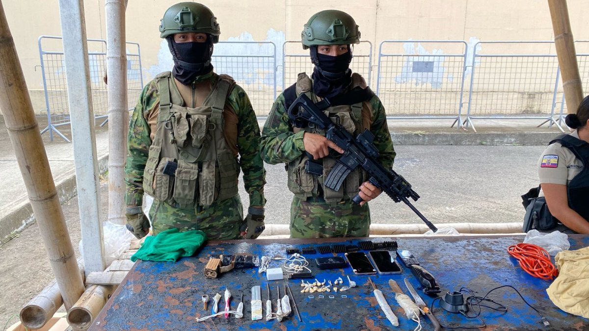 Incautan celulares, armas y droga en la cárcel El Rodeo tras operativo militar.