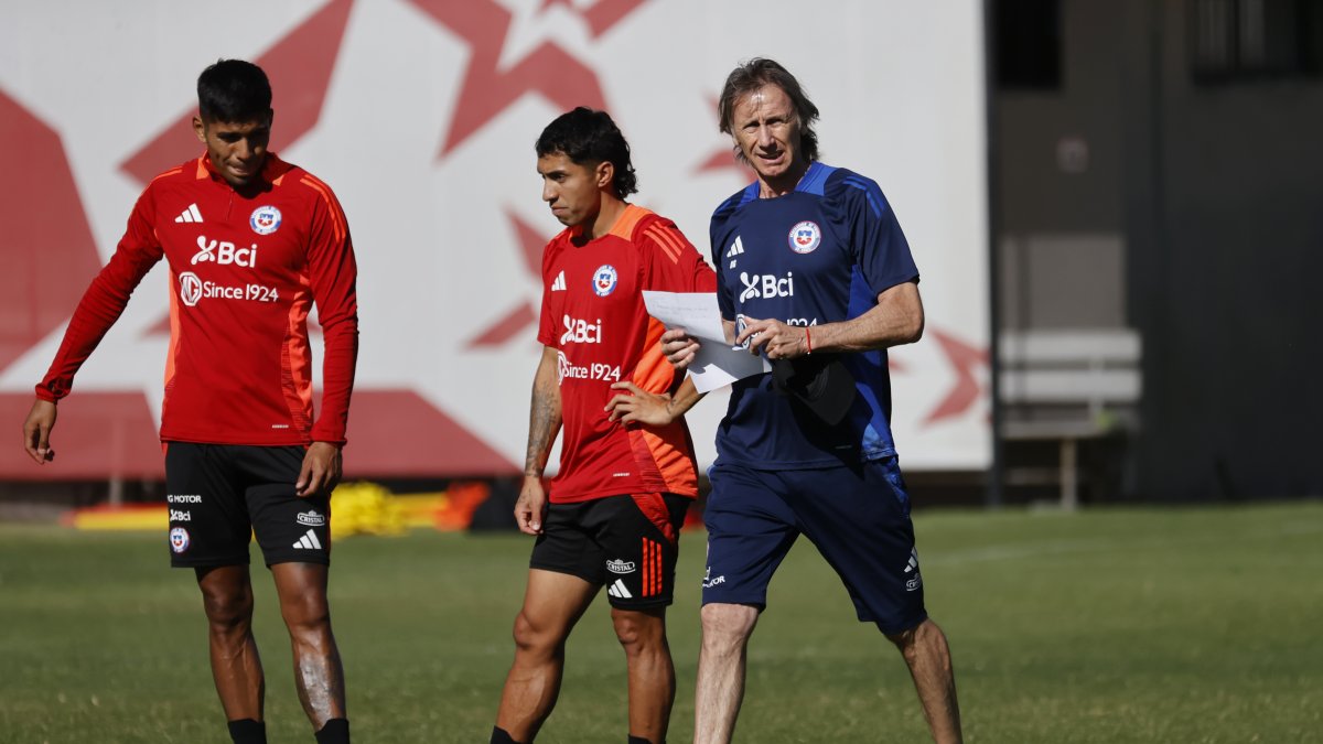 El entrenador de la selección chilena de fútbol, Ricardo Gareca (d), participa de un entrenamiento en el complejo deportivo Juan Pinto Durán, en Santiago (Chile).