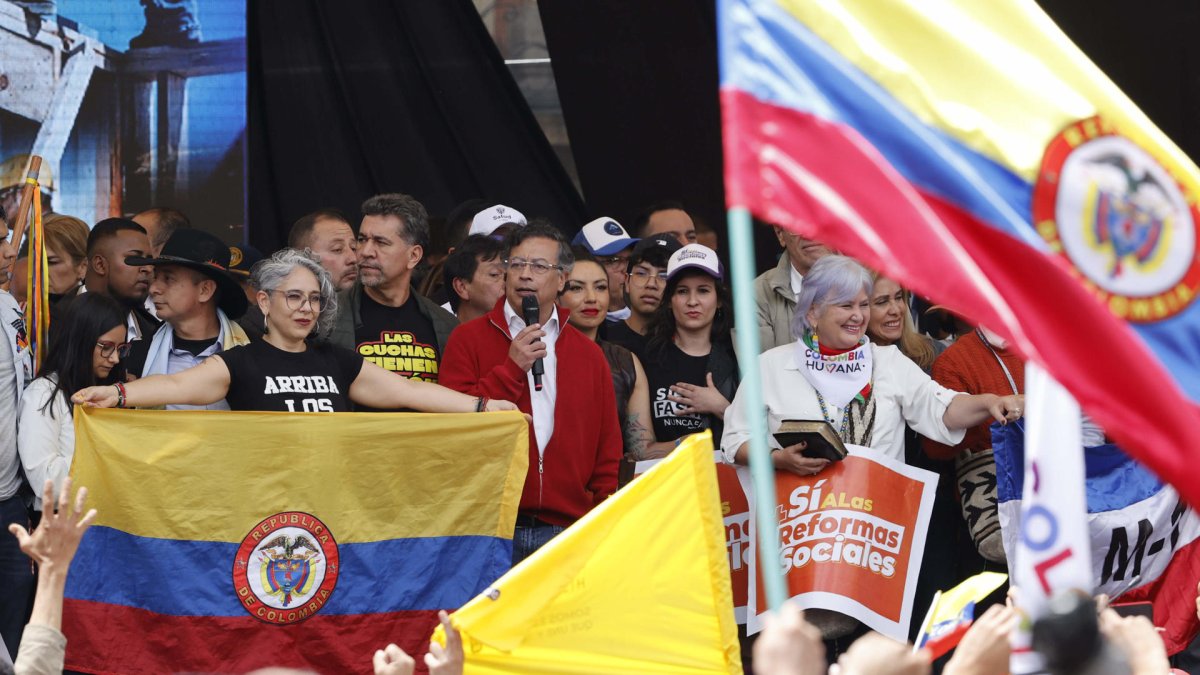 El presidente de Colombia, Gustavo Petro, habla este martes, en la Plaza de Bolivar de Bogotá (Colombia).