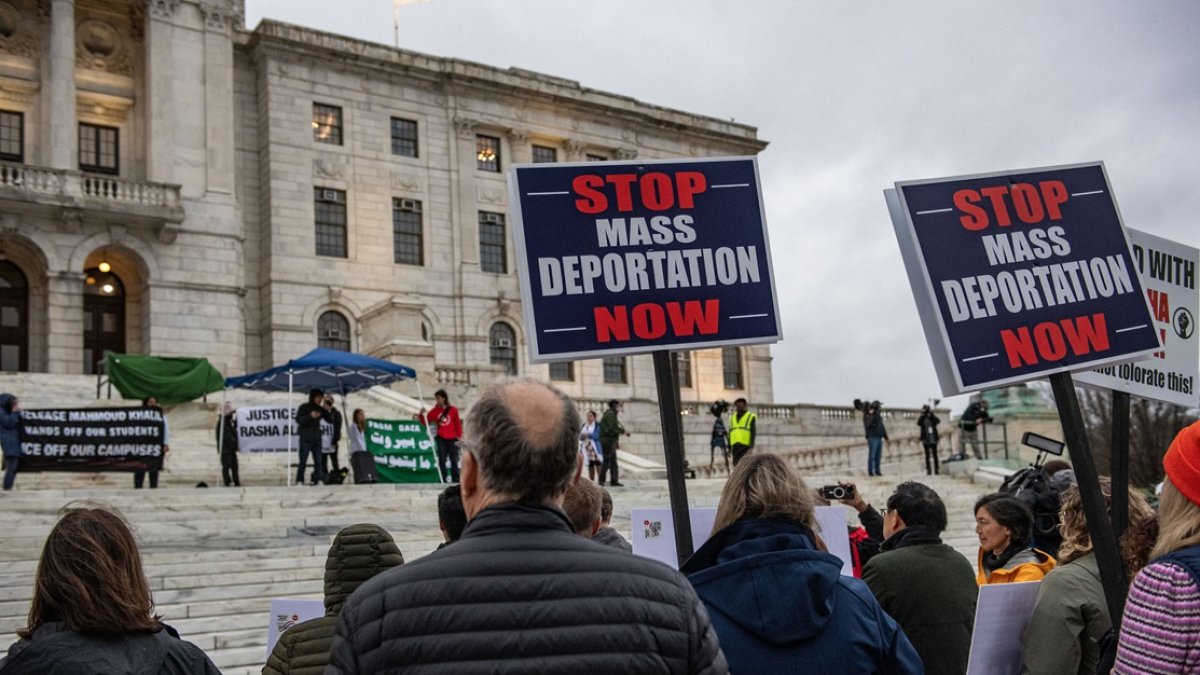 Los manifestantes sostienen carteles mientras protestan por la deportación de la profesora adjunta de medicina, Dra. Rasha Alawieh, de la Universidad de Brown.