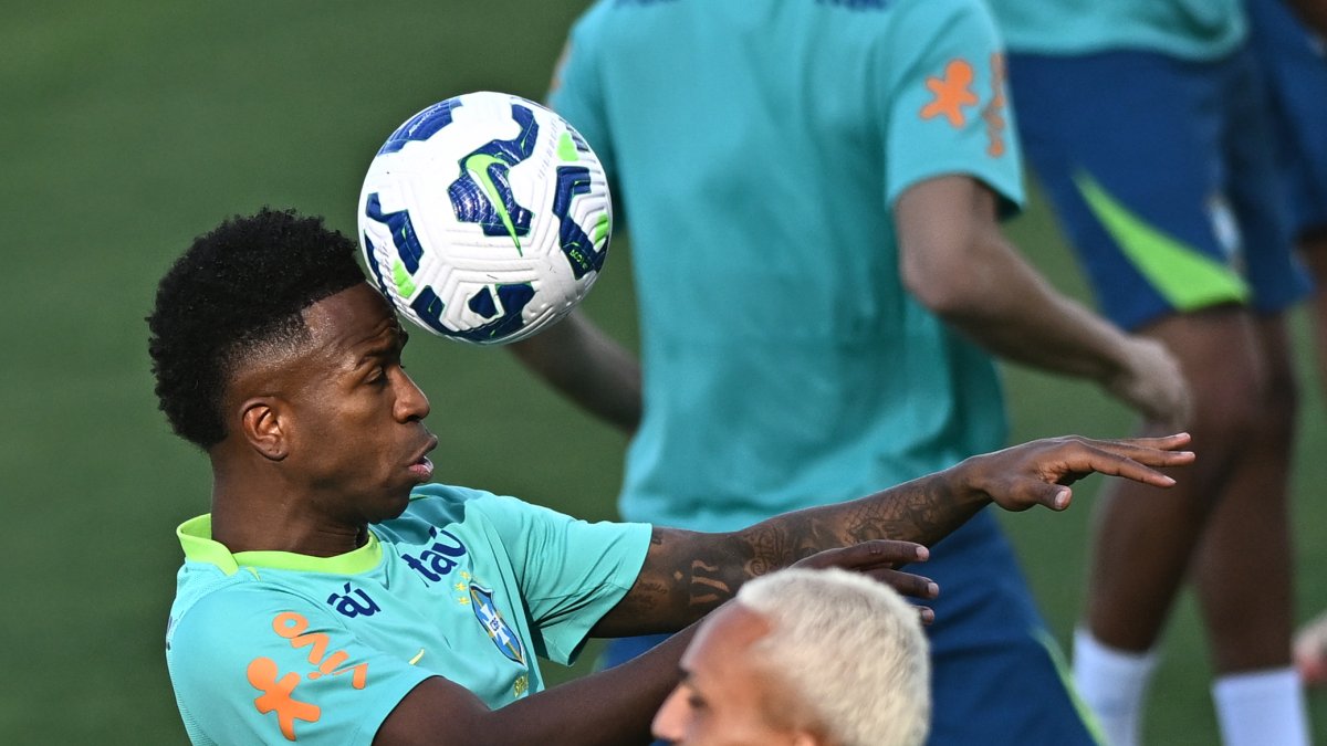 Vinícius Jr. de Brasil cabecea un balón durante un entrenamiento este martes, en el estadio Valmir Campelo Bezerra (Bezerrão) en Brasilia (Brasil).