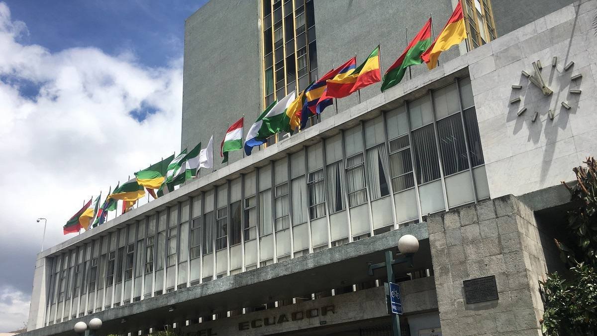 Fachad del edificio donde opera, en Quito, el Banco Central del Ecuador (BCE).