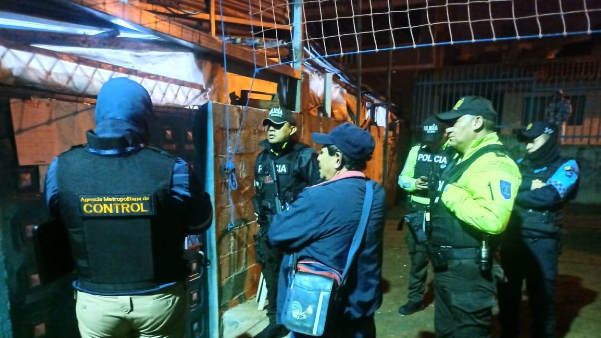 Imagen de una gallera clandestina que se instaló en una cancha de vóley privada, en el sur de Quito.