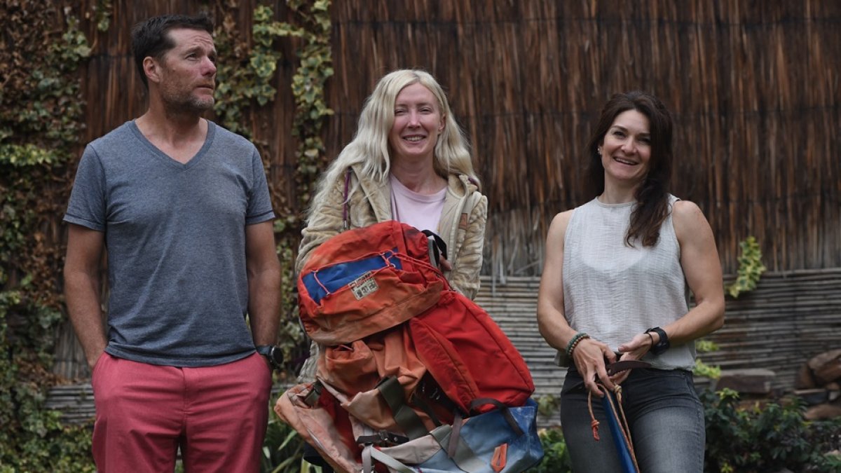 Azul Vieiro (C), de 44 años, hija del montañista Guillermo Vieiro, posa con los escaladores Juan Schiappa y Gabriela Cavallaro, quienes participaron en la expedición.