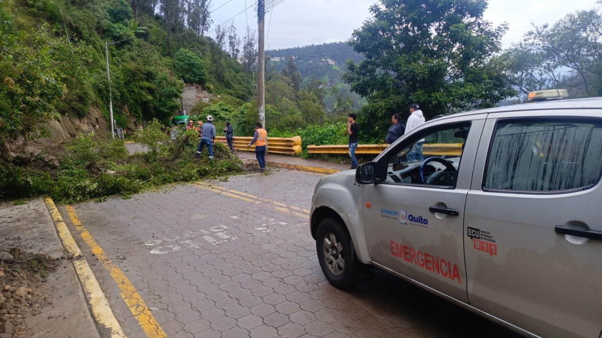 El derrumbe en la avenida De Los Conquistadores obligó a cerrar el paso en la vía entre Quito y Cumbayá.