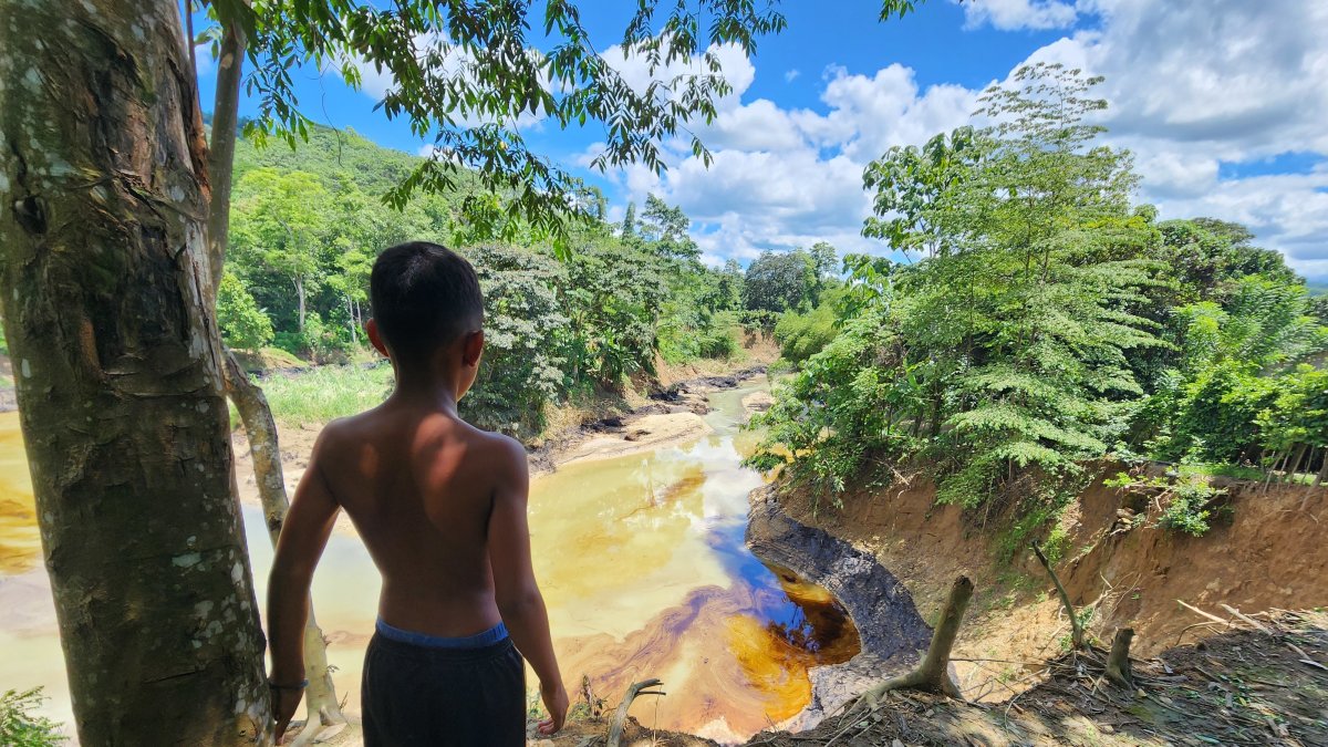 Una mancha negra se puede observar en el río.