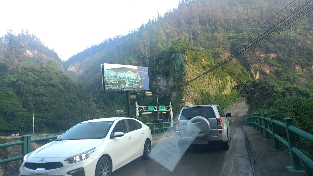 Técnicos del Municipio inspeccionaron la avenida De Los Conquistadores, antes de la reapertura de la vía.