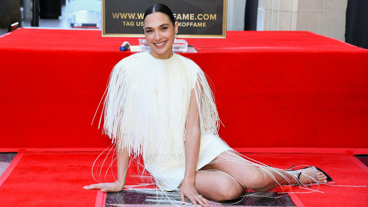 Gal gadot recibe su estrella en el camino de la fama