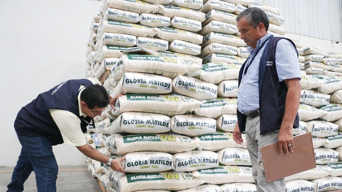 Autoridad ecuatoriana revisa un cargamento de arroz local.