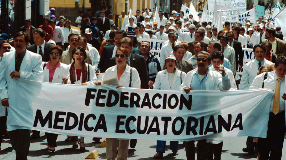 Fotografía de archivo en la que se registró una marcha de integrantes de la Federación Médica Ecuatoriana, que integra la Alianza Nacional por la Salud (ANS) de Ecuador.
