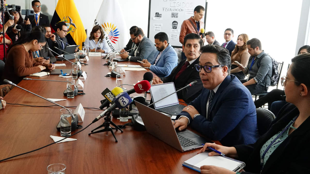 El caso Ligados genera polémica en Ecuador, con posibles juicios políticos para los involucrados.