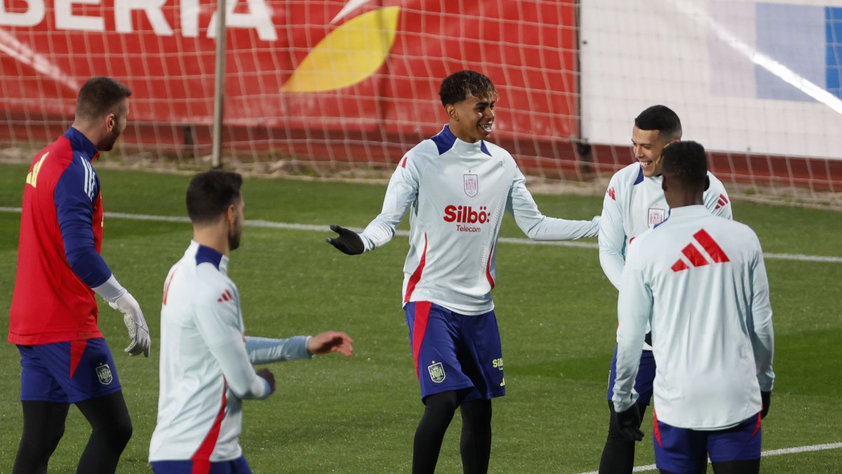 Lamine Yamal (C) guiará a España en el choque contra Países Bajos.