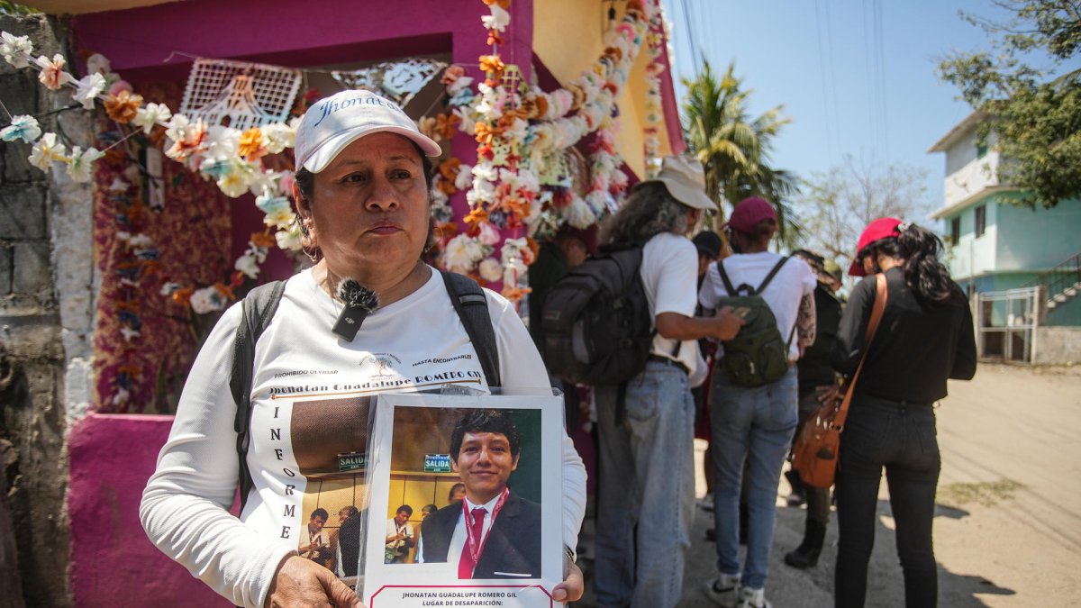 La integrante del colectivo 'Memoria, verdad y justicia' Socorro Gil Guzmán, posa durante una entrevista en Acapulco, estado de Guerrero (México).