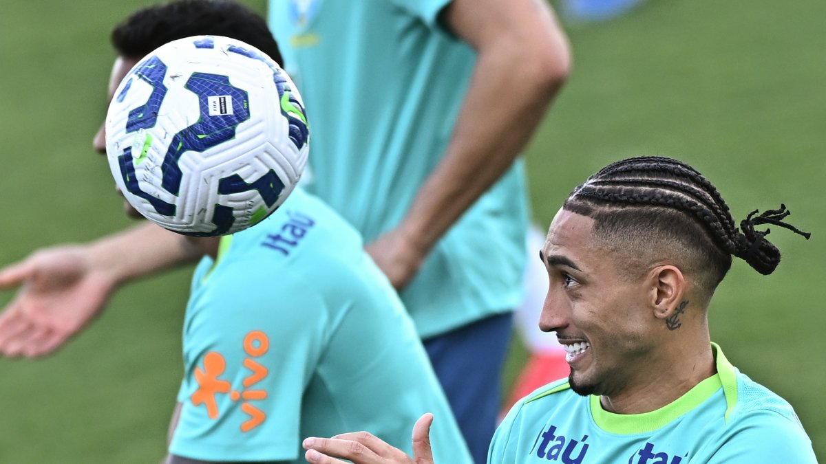 Raphinha de Brasil participa en un de los últimos entrenamientos de su selección en el estadio Valmir Campelo Bezerra (Bezerrão) en Brasilia (Brasil).